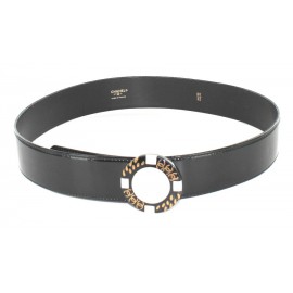 Ceinture CHANEL en cuir verni noir et boucle bijou en nacre