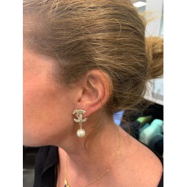 Boucles d'oreille CHANEL perles en verre et strass