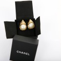 Boucles d'oreille couture CHANEL tête de lion 