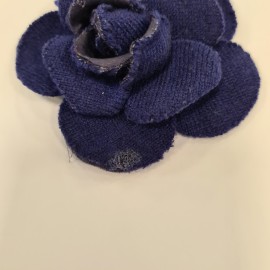 Broche CHANEL camélia en tissu bleu