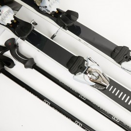 Skis CHANEL noir et blanc