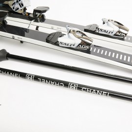 Skis CHANEL noir et blanc