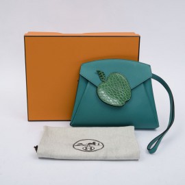 Sac pochette HERMES Tutti frutti Hermail cuir tadelakt bleu paon et crocodile vert