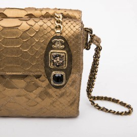 Pochette CHANEL en python or mat