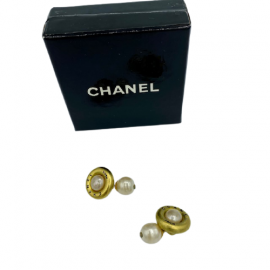 CHANEL Vintage Cufflinks in Gilt Metal and Pearl