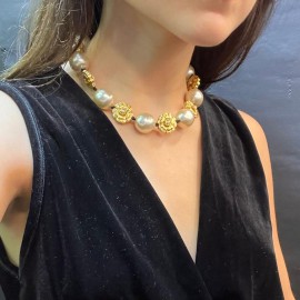 Collier CHANEL pate de verre camélias