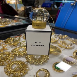 Mini boule à neige CHANEL pour sapin de Noèl