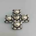 Broche croix CHANEL perles et tweed