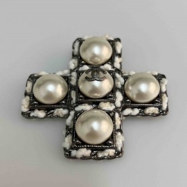 Broche croix CHANEL perles et tweed