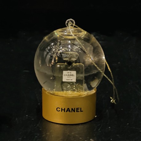 Mini boule à neige CHANEL pour sapin de Noèl