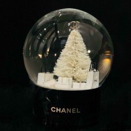 Boule à neige CHANEL "sapin enneigé"