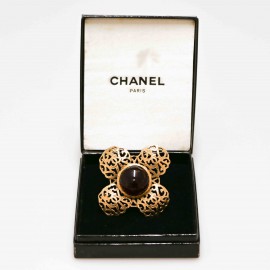 Broche vintage CHANEL pâte de verre