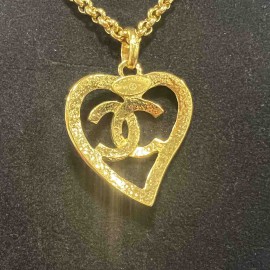 Collier CHANEL coeur CC doré