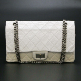 Jumbo CHANEL cuir froissé blanc