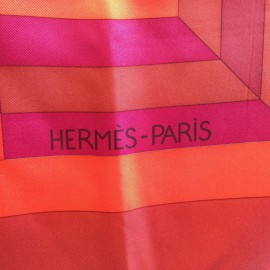 Grand carré HERMES "Psyché" en soie ocre