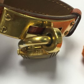 Montre HERMES Kelly pm en cuir crocodile orange et bijouterie dorée