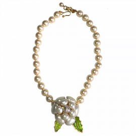 Collier camélia MARGUERITE de VALOIS en perles nacrées et feuilles vertes