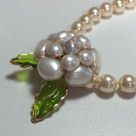 Collier camélia MARGUERITE de VALOIS en perles nacrées et feuilles vertes