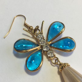 Boucles d'oreille clous MARGUERITE DE VALOIS papillon en pâte de verre bleue, strass et perle nacrée