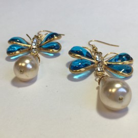 Boucles d'oreille clous MARGUERITE DE VALOIS papillon en pâte de verre bleue, strass et perle nacrée