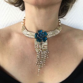 Collier ras de cou MARGUERITE de VALOIS fleur bleu saphir clair, strass et perles nacrées