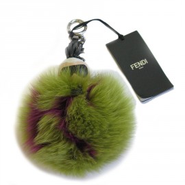 Bijou de sac pompon Karl FENDI en fourrure bicolore fuchsia et vert