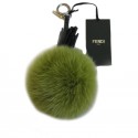 Bijou de sac pompon Karl FENDI en fourrure bicolore fuchsia et vert