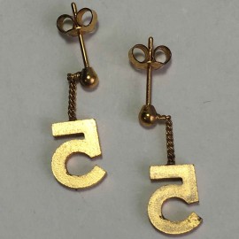 Boucles d'oreille clous CHANEL numéro 5 métal doré et résine noire