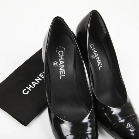 Escarpins T 39.5 CHANEL cuir verni mat noir