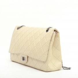 Sac maxi jumbo C HANEL en cuir vieilli beige