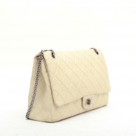 Sac maxi jumbo C HANEL en cuir vieilli beige