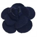 Broche CHANEL camélia en tissu bleu