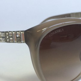 Lunettes de soleil CHANEL avec brillants sur les branches