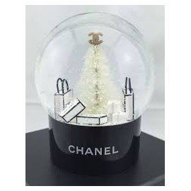 Boule à neige CHANEL "sapin enneigé"