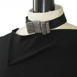 Collier ras de cou CHANEL noeud strass en métal argenté