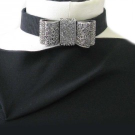 Collier ras de cou CHANEL noeud strass en métal argenté