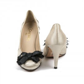 escarpins T 37.5 CHANEL satin duchesse beige et noir