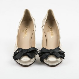 escarpins T 37.5 CHANEL satin duchesse beige et noir