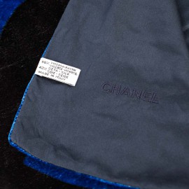 Châle CHANEL en panne de velours noir et bleu