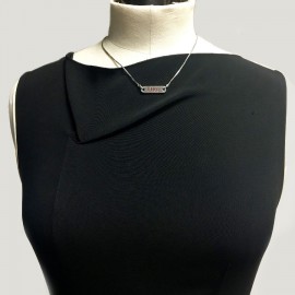 Collier DIOR avec plaque "Dior" en métal argenté