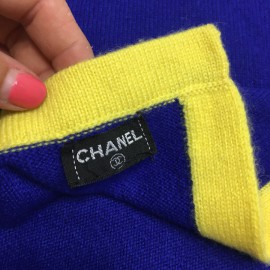 Châle CHANEL en cachemire bleu et liseré jaune