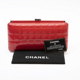 CHANEL clutch in red patent leather