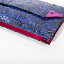 Pochette SOFIA MARLON en python bleu electrique et rose 