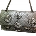 Sac 2.55 CHANEL "Black tears of camélias" cuir matelassé gris métalissé 