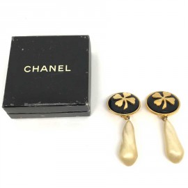 Boucles d'oreille clips CHANEL pendantes perles nacrées