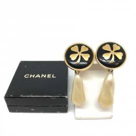 Boucles d'oreille clips CHANEL pendantes perles nacrées