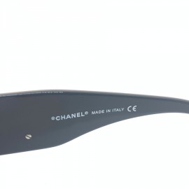 Lunettes de soleil CHANEL noires et camélia blanc