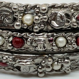 3 Bracelets CHANEL métal argent perles nacrées et rubis