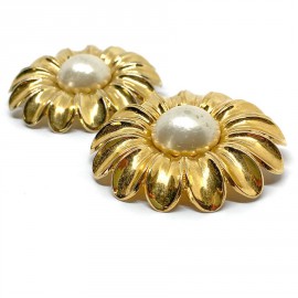 CHANEL Vintage Flower Clips in Gilt Metal